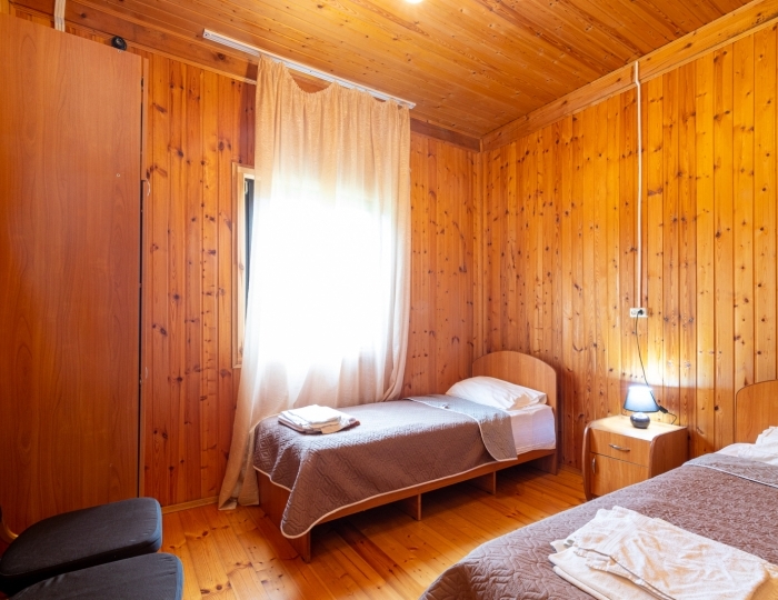 Коттедж 2-местный 1-комнатный номер в коттедже с видом на море - Пансионат «Сосновая роща» Пицунда